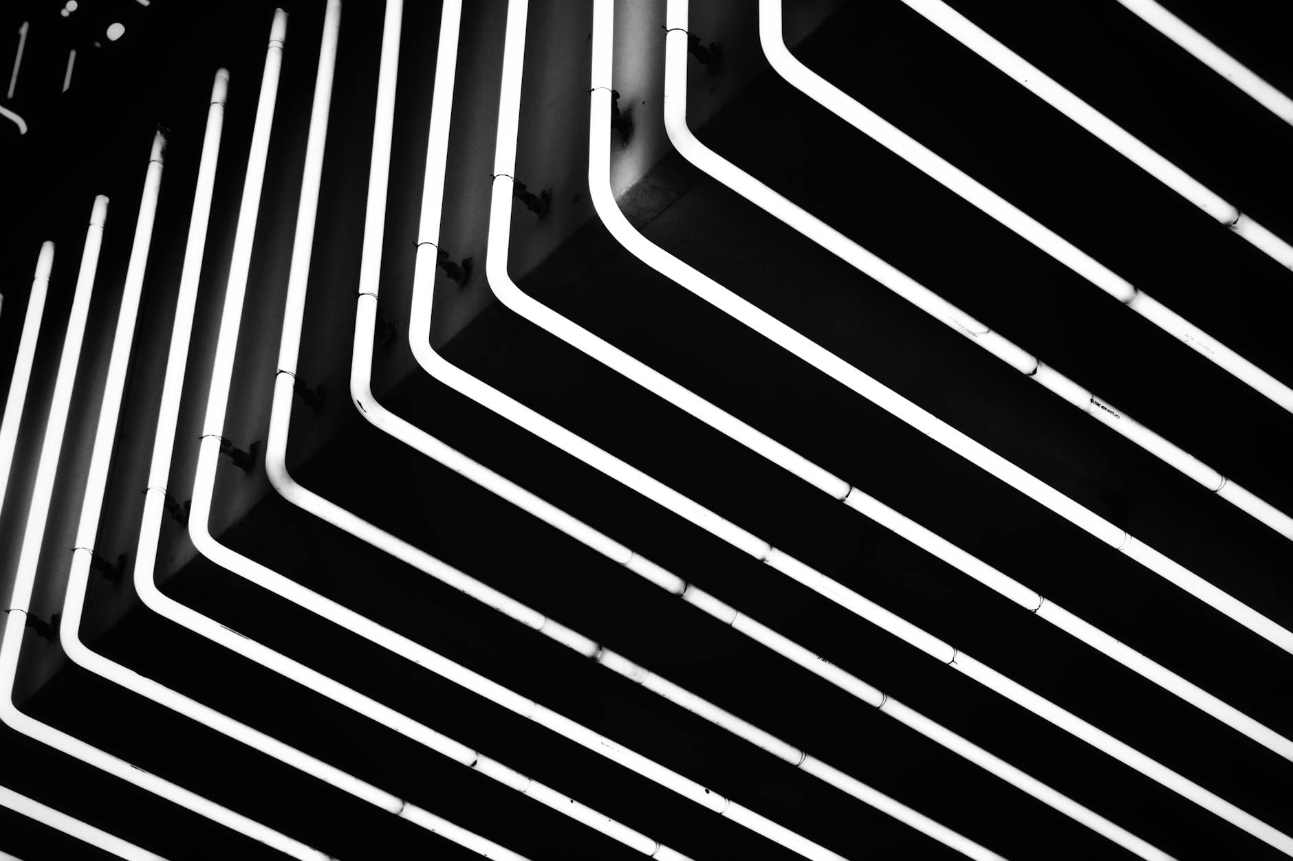 Light vs. Dark Typography: Why Your Perfect Font Pairing Fails in Dark Mode (and How to Fix It)
